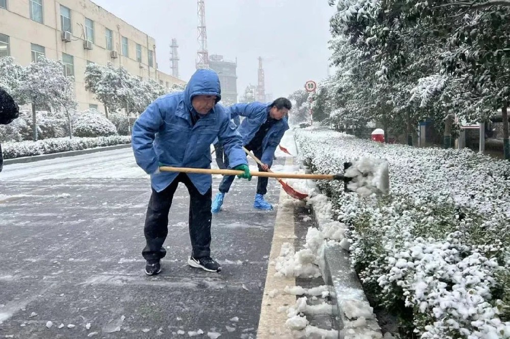 华鲁 | ​以雪为令！闻雪而动！公司各单位积极组织清扫积雪